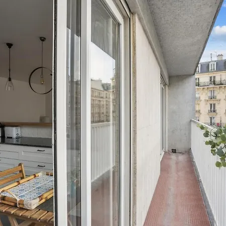 And Bright Flat Near Eiffel Tower パリ